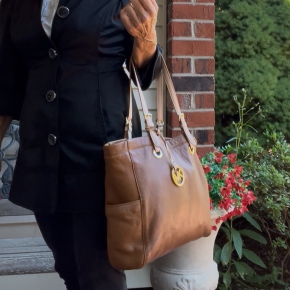 Michael Kors Tan Leather Tote with multiple compartments - Picture 4 of 5